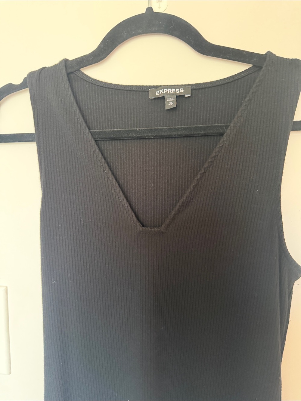 Express Black Ribbed V-Neck Tank - Picture 4 of 4